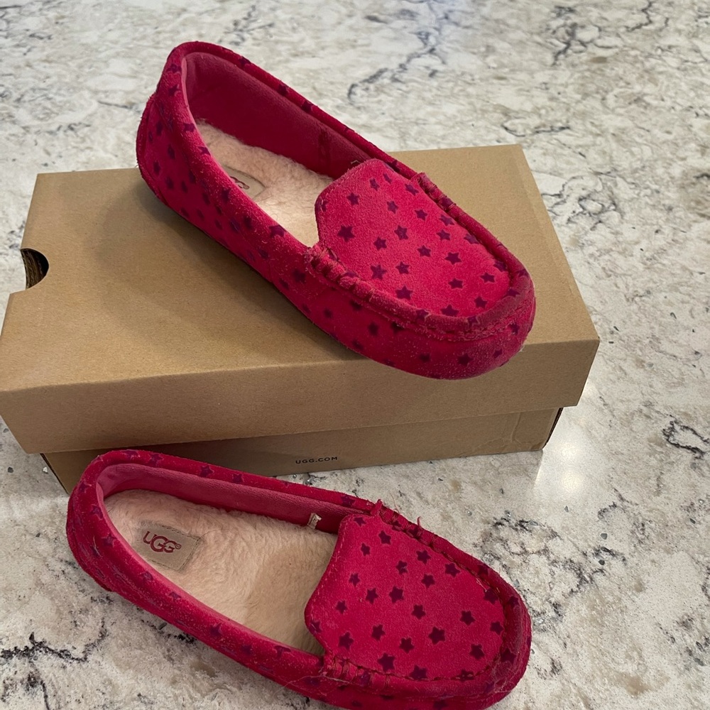 EUC Girls Ugg slippers. Size 3